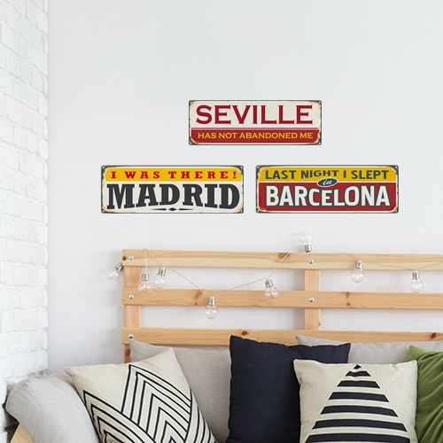 Sticker adhésif Madrid Barcelone Séville au dessus d'un lit