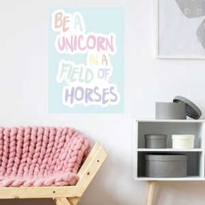 Sticker adhésif Be a unicorn au dessus d'un fauteuil déco pour salon
