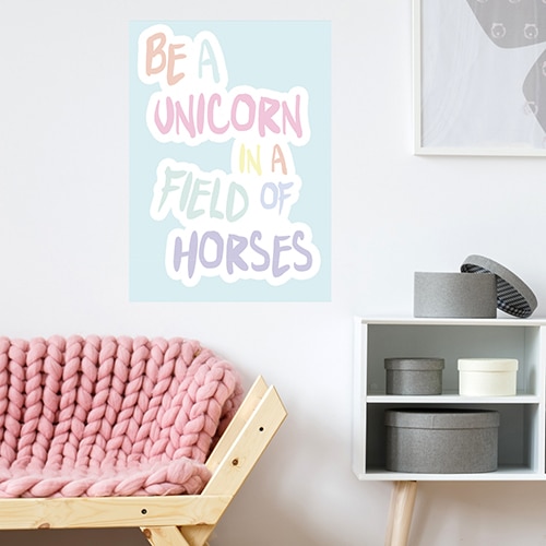 Sticker adhésif Be a unicorn au dessus d'un fauteuil déco pour salon