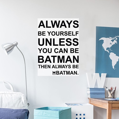 Sticker adhésif citation Batman dans une chambre d'enfant