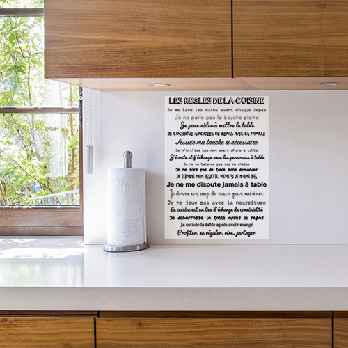 Sticker Les Règles de la cuisine collé dans une cuisine moderne entre le plan de travail et les rangements.