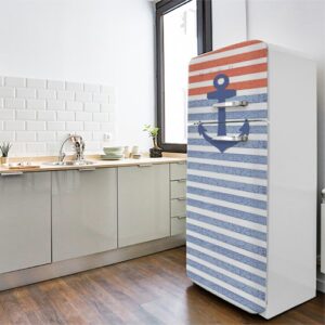 Sticker adhésif Marinière sur un frigo dans une cuisine aux airs marins