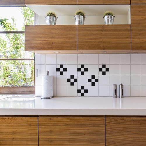 Sticker motif italien de couleur gris dans maison intérieur bois. Déco d'esclaier avec contremarches adhésives
