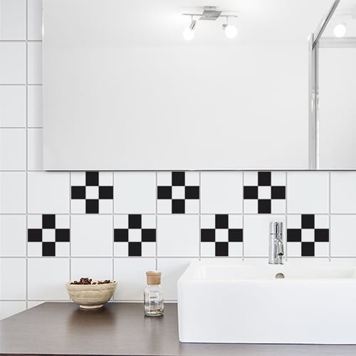 Autocollant déco damier noir et blanc pour carrelage blanc de salle de bain