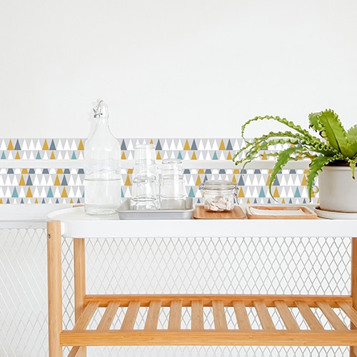 Adhésif scandinave lichen triangles blanc, bleu, jaune et gris pour déco de carrelage blanc de salle à manger