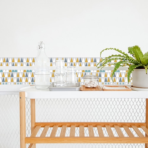 Autocollant décoration scandinave lichen triangles jaune, blanc, bleu et gris pour carrelage blanc de salle à manger