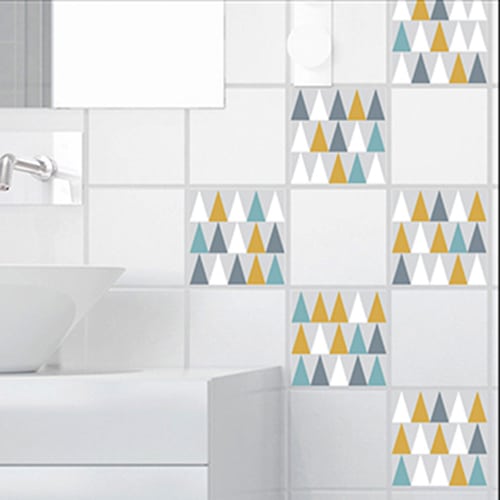 Sticker adhésif décoration carrelage blanc scandinave lichen triangles de couleurs jaune, blanc, gris et bleu pour salle de bain