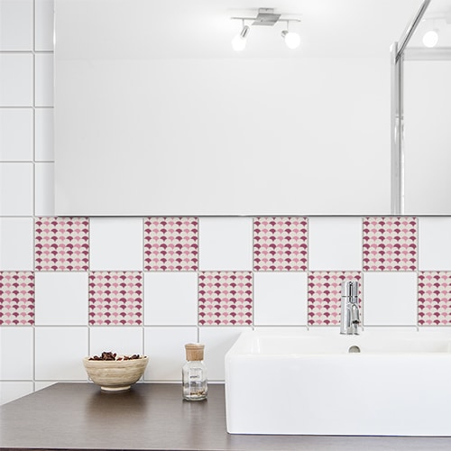 Sticker motif rond collé sur une vitre de douche dans une petite salle de bain avec WC