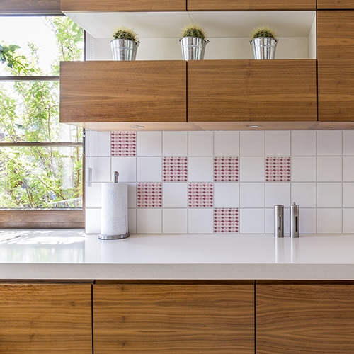 Autocollant effet Parapluies pour décoration de carrelage blanc dans une cuisine en bois