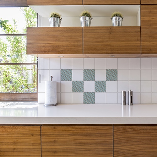 Adhésif décoration effet chevrons pour carrelage blanc dans une cuisine en bois