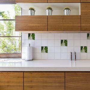 Adhésif effet légumes verts décoration pour carrelage blanc d'une cuisine en bois