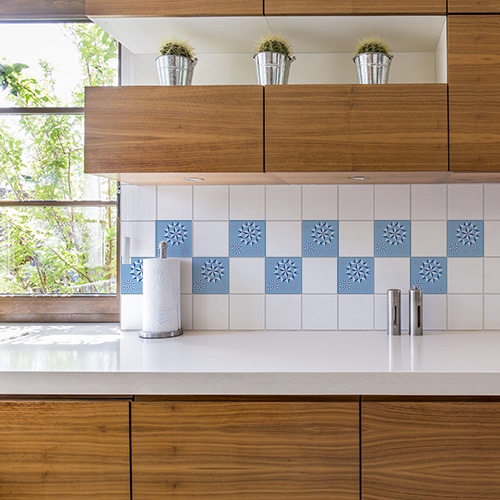 Maison avec une salle à manger blanche dont la porte est ornée par un sticker ardoise bleu et marron