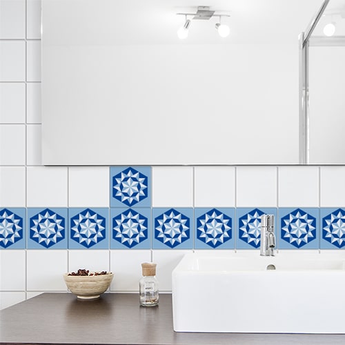 Entrée de maison bleue avec une porte décorée par un sticker adhésif modèle briques blanches et or ou salle d'attente