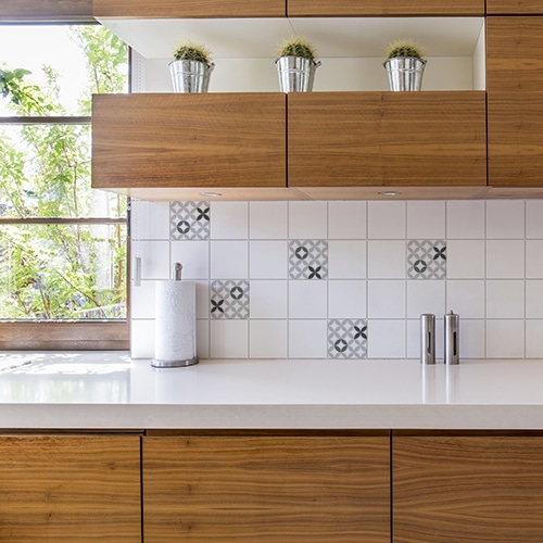 Adhésif céramique noir et blanc déco pour carrelage blanc de cuisine en bois