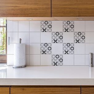 Stickers adhésif céramique noir et blanc pour déco carrelage blanc de cuisine en bois