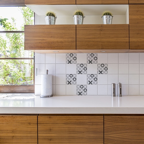 Stickers adhésif céramique noir et blanc pour déco carrelage blanc de cuisine en bois