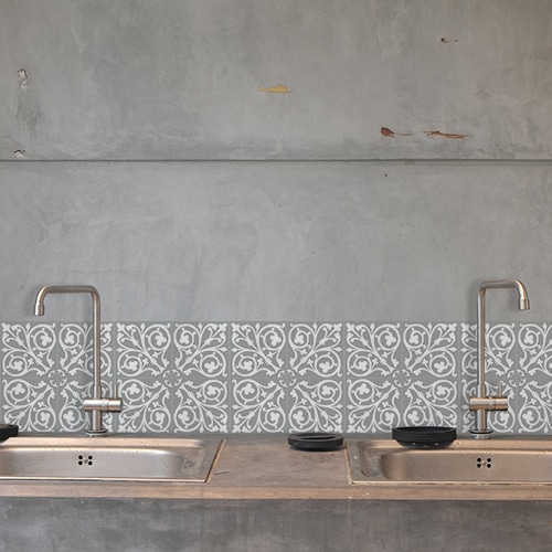 Adhésif déco ciment baroque gris et blanc pour carrelage en béton gris de cuisine