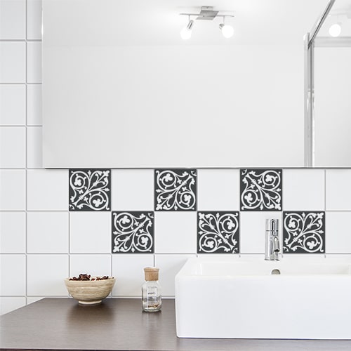 Autocollant déco ciment baroque gris foncé et blanc pour carrelage de salle de bain moderne
