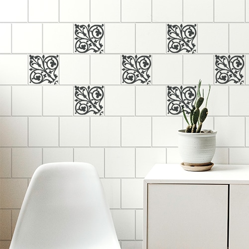 Sticker décoratif adhésif pour carrelage mural style Baroque noir collé au mur d'une pièce à vivre