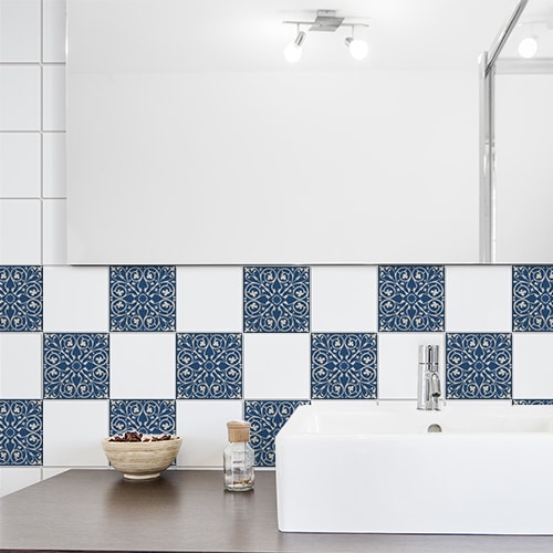 Autocollant déco Antico Tomar bleu pour carrelage blanc de salle de bain moderne