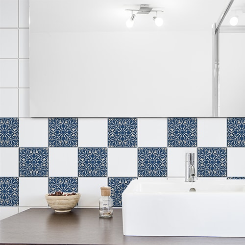 Autocollant déco gris Antico Marvao pour carrelage de salle de bain blanche avec baignoire