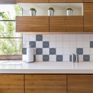 Autocollant décoration tomar bleu et beige pour carrelage blanc de cuisine en bois