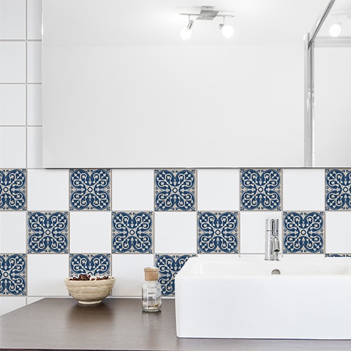 Autocollant déco Antico Tomar bleu pour carrelage blanc de salle de bain moderne