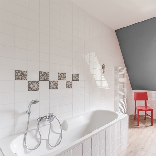 Adhésif déco intérieur Olhao gris et rouge pour carrelage blanc de salle de bain