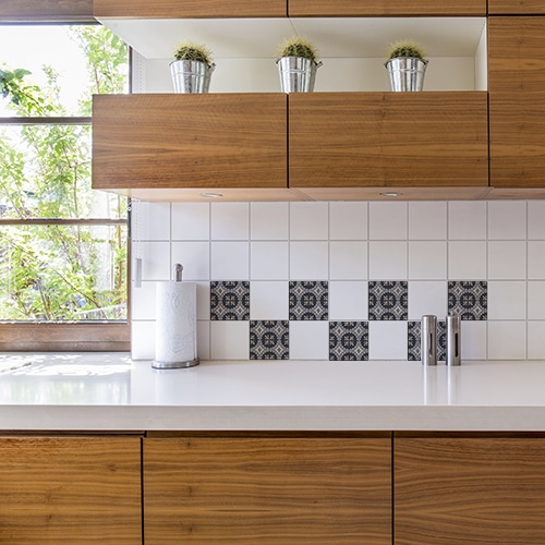 Autocollant décoration Brescia gris pour carrelage blanc de cuisine en bois