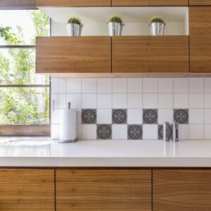 Adhésif décoration Brescia gris pour carrelage blanc de cuisine en bois
