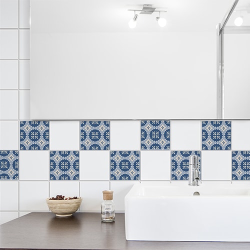 Sticker ciment bleu et beige déco pour carrelage au dessus d'un évier de salle de bain