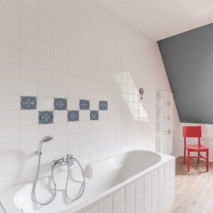 Adhésif décoration carrelage mural de la collection ciment bleu et beige pour salle de bain avec baignoire