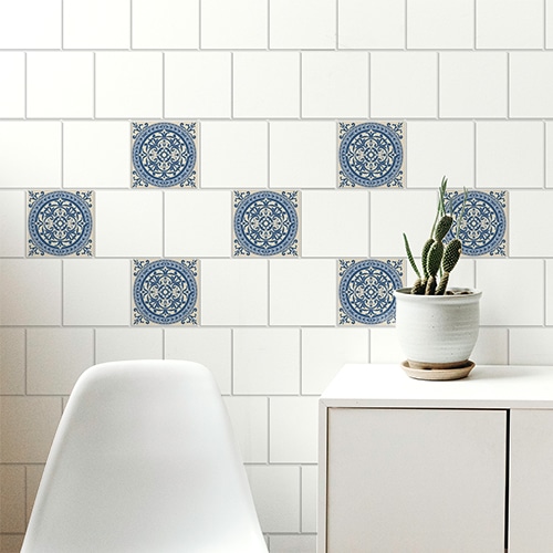 Sticker ciment bleu et beige au dessus d'une table basse pour carrelage