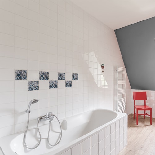 Autocollant Acores déco gris et bleu pour carrelage blanc de salle de bain avec baignoire