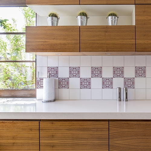 Adhésif déco rouge et bleu effet ciment pour carrelage blanc de cuisine en bois