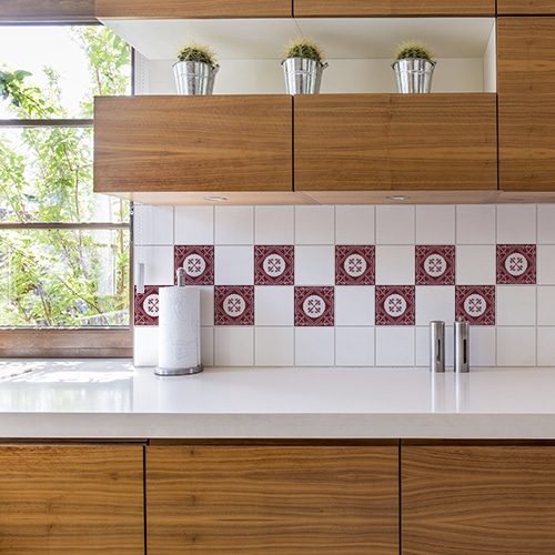 Adhésif ciment rouge pour déco de carrelage blanc de cuisine