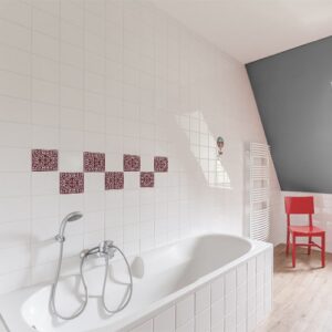 Autocollant ciment rouge pour décoration de carrelage blanc de salle de bain avec baignoire