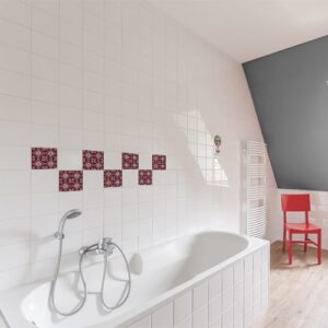 Autocollant déco motif ciment rouge pour carrelage de salle de bain blanche avec baignoire