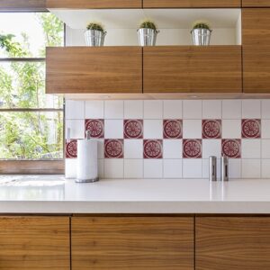 Autocollant décoration gris et rouge Antico Olhao pour carrelage de cuisine en bois