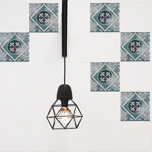 Sticker décoratif autocollant motif triangles noirs, blancs et gris collé sur une baignoire douche dans une petite salle de bain