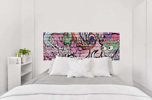 Jolis stickers muraux exotiques représentant des perroquets et autres éléement tropicaux posés sur un mur blanc dans un intérieur scandinave.