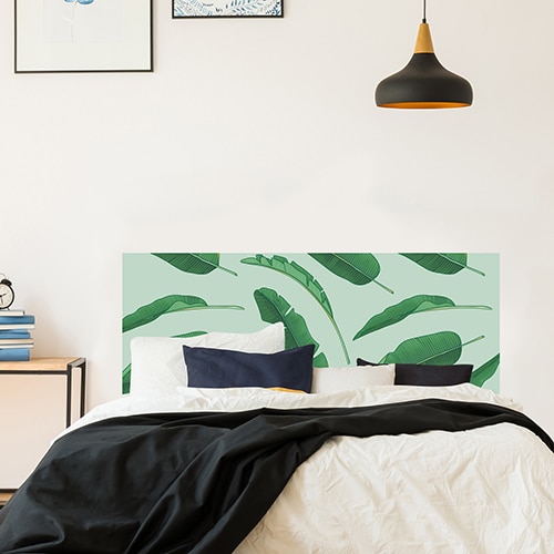 Sticker Vue du Ciel pour tête de lit sur mur gris au-dessus d'un lit avec plaids colorés
