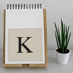 Autocollant décoration lettre "K" alphabet beige et noir pour agenda sur un meuble