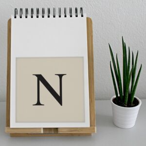 Adhésif sticker alphabet Lettre "M" déco beige et noir pour agenda sur un meuble