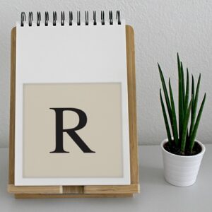 Adhésif lettre "R" d'alphabet beige et noir pour déco d'agenda sur un meuble
