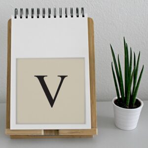 Adhésif sticker lettre "V" noir et beige d'alphabet pour déco d'agenda sur un meuble