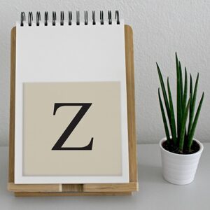 Autocollant "Z" beige et noir lettre d'alphabet pour décoration d'agenda sur un meuble
