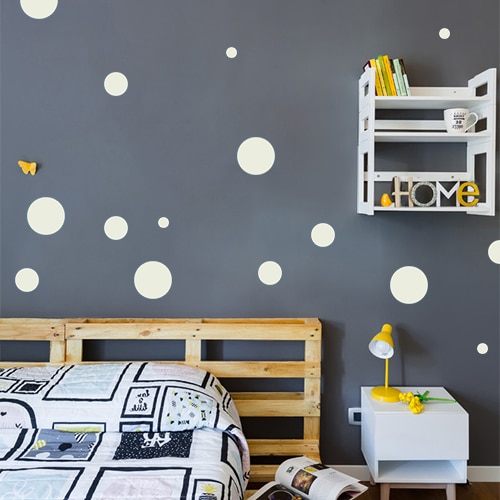 Autocollant rond gris clair pour déco de mur foncé de chambre d'enfant