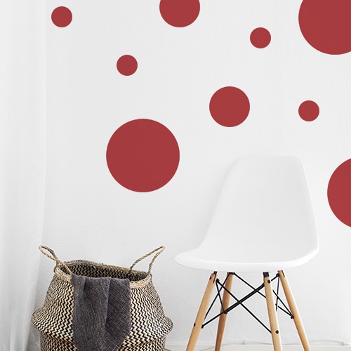 Sticker adhésif rond rouge pour décoration de mur blanc de salon