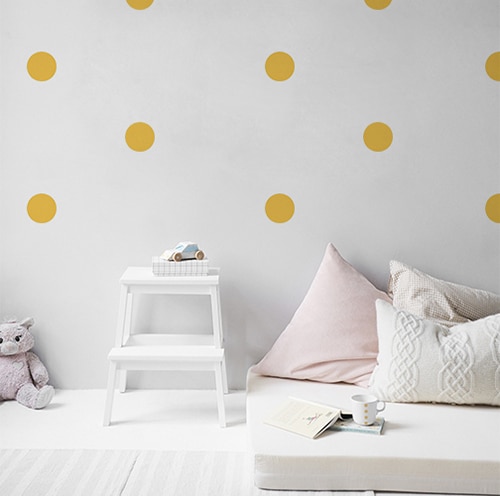 Sticker autocollant déco de mur blanc dans une chambre d'enfant sticker rond jaune